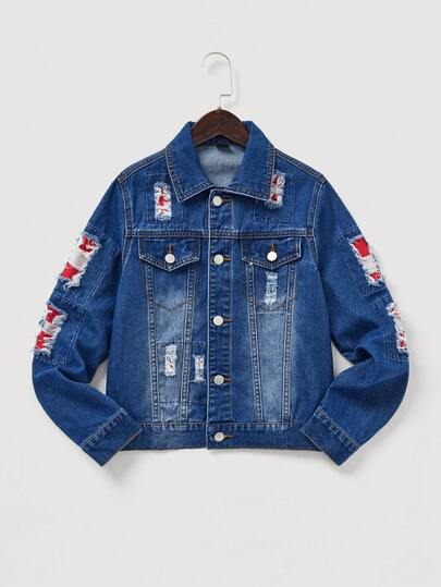 SHEIN 这款Bolty Tween Boy时尚休闲Y2k复古酷炫街头基础款破洞磨边黑色牛仔外套，饰有红色拼接圣诞元素，宽松长袖设计，适合青少年男孩日常穿着，也适合儿童秋冬季参加锐舞派对、节日活动和街头服饰。