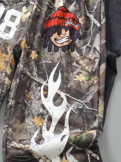 两件装男童街头风03火焰印花&98迷彩卡通联名裤，3D火焰图案搭配枫叶迷彩和松紧腰带，SneeBight品牌纽约卡通人物图案，嘻哈工装混搭风，适合街头时尚、音乐节、日常穿着、返校季等场合。