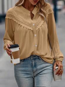 SHEIN LUNE Camisa casual de manga larga con botones y encaje de unicolor para tallas grandes - Caqui - Ver 4