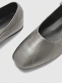 CUCCOO BIZCHIC 女士刺绣纽扣装饰方头平底乐福鞋 - 灰色 - 查看 7