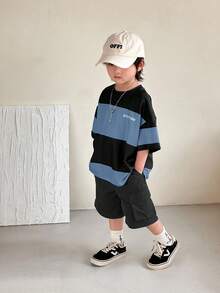 SHEIN 两件套男童时尚休闲百搭舒适套装，拼接撞色圆领T恤搭配宽松工装短裤，适合春夏穿着，日常穿着、运动、郊游、上学、聚会、度假、拍照等场合。 - 霧霾藍 - 查看 3