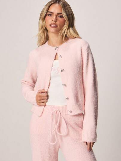 Missguided x Playboy Fluffig stickad kofta med knappar, kristallutsmyckad knäppning framtill och dragsko nedtill