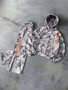Manfinity Roghcode 男士街头风迷彩印花连帽衫套装，饰有3D刺绣英文字母签名，适合户外音乐节、休闲外出、送给男友/丈夫的礼物、周年纪念日礼物。Y2K风格男士服装，男士套装，男士街头服饰套装，Y2K运动服，男士迷彩两件套。 - 彩色 - 查看 4