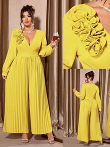 Mono holgado elegante de talla grande para mujer con cuello en V cruzado, cintura estilizada, bordado floral tridimensional y pliegues - Amarillo - Ver 1