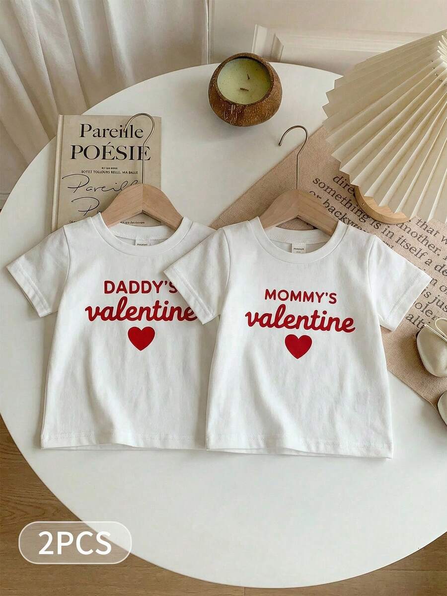 SHEIN Playful Pals 2件套 女婴/男女通用 6个月-3岁 休闲可爱简约英文字母及情人节图案短袖针织圆领T恤上衣,套头衫,女婴基础款短袖上衣 宝宝出生公告 情人节宝宝服装 双胞胎宝宝送给爸爸妈妈的情人节中性宝宝服装 - 白色 - 查看 1