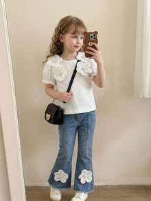 Elladie kids 两件套女童套装，包括一件质感面料泡泡袖碎花T恤上衣和一条蓝色牛仔直筒口袋裤，舒适甜美，适合夏季户外休闲穿着。 - 白色 - 查看 3