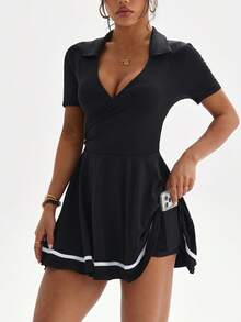 CourtClass Vestido Esportivo Feminino com Gola Polo em V, Manga Curta, Bainha com Babado, Recorte Colorido, com Shorts Embutidos e Bolsos, Adequado para Uso Casual Diário, Corrida, Ioga, Academia, Tênis, Golfe, Etc., Primavera/Verão/Outono - Preto - Visão 3