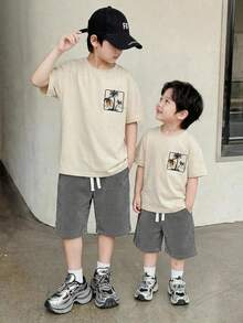 SHEIN 男童休闲学校假期圆领短袖棕榈树印花T恤搭配松紧腰条纹短裤套装,适合返校、生日派对、演出、日常穿着、旅行,春夏季节皆宜。 - 白色 - 查看 5