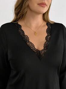 SHEIN Essnce 大码女装春夏时尚优雅弹力舒适日常百搭修身蕾丝边V领长袖黑色高开衩T恤，春季服装，简约风格，曲线上衣 - 黑色 - 查看 4
