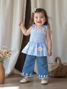 两件套女童舒适时尚休闲套装，常规厚度，可爱蝴蝶结装饰，3D立体花卉格纹背带上衣搭配刺绣柔软牛仔裤，适合春夏日常、居家、外出、旅行、上学、度假等场合。 - 彩色 - 查看 8