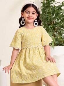 SHEIN LMoss Kids 年轻女孩休闲度假花卉图案雏菊刺绣花瓣饰边喇叭袖褶皱摆形梭织纯色连衣裙 - 黃色 - 查看 5