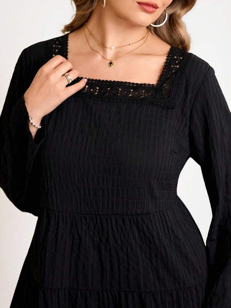 Camisa Casual de Manga Longa Preta com Gola Quadrada, Recortes e Detalhes em Renda, Plus Size
