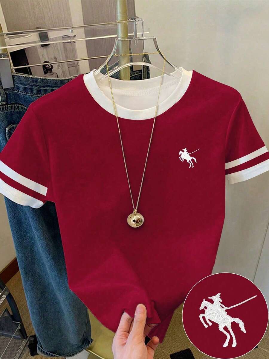 少女休闲复古美式校园经典Logo印花短袖圆领T恤，适合夏季穿着，美式学院风度假风，酒红色修身日常休闲装；白色印花条纹时尚百搭，四季皆宜；马术风白色修身短款T恤，适合女孩春夏秋冬穿着。 - 彩色 - 查看 1