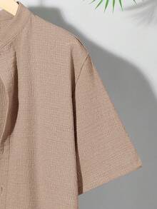 SHEIN 青少年男童纯色单排扣短袖纹理休闲衬衫，舒适时尚，适合夏季穿着，可用于休闲、上学、旅行和海滩度假等场合。 - 杏色 - 查看 7