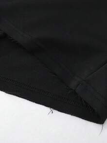 ROMWE MEN Goth 个性街头风男士圆领背心，袖口和领口饰有铜色滚边，宗教图案印花，完美契合街头服饰和音乐节场合。 - 黑色 - 查看 4