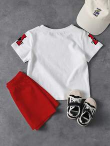 SHEIN Explorewe 2件套男童时尚数字字母印花白色圆领T恤和红色短裤套装，休闲时尚，短袖上衣，适合所有季节 - 紅色 - 查看 3