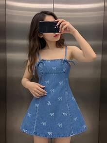 SHEIN Thời trang thiếu nữ tuổi teen: Phong cách thường ngày Y2K, vintage, cá tính, đường phố, trở lại trường học, đại học, cơ bản, đơn giản và thoải mái. Váy ngắn denim xanh cổ yếm màu trắng nơ, quần áo trẻ em, mềm mại, mặc hàng ngày và mùa đông thu, trang phục dự tiệc, lễ hội và mặc ở nhà, thời trang đường phố, quần áo đi học. - Rửa nhẹ - Xem 4