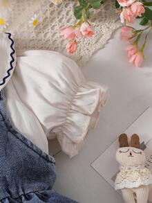 SHEIN Vintaside Kids Bộ váy yếm denim và áo sơ mi ngắn tay cho bé gái, màu đào, tay phồng, thêu hoa, họa tiết sóng nhẹ, dáng chữ A rộng rãi, cổ áo Peter Pan. - Nhiều màu - Xem 7