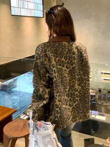 DAZY Blusa vaquera de manga larga con estampado de leopardo de color contrastante para mujer - Café integral - Ver 2