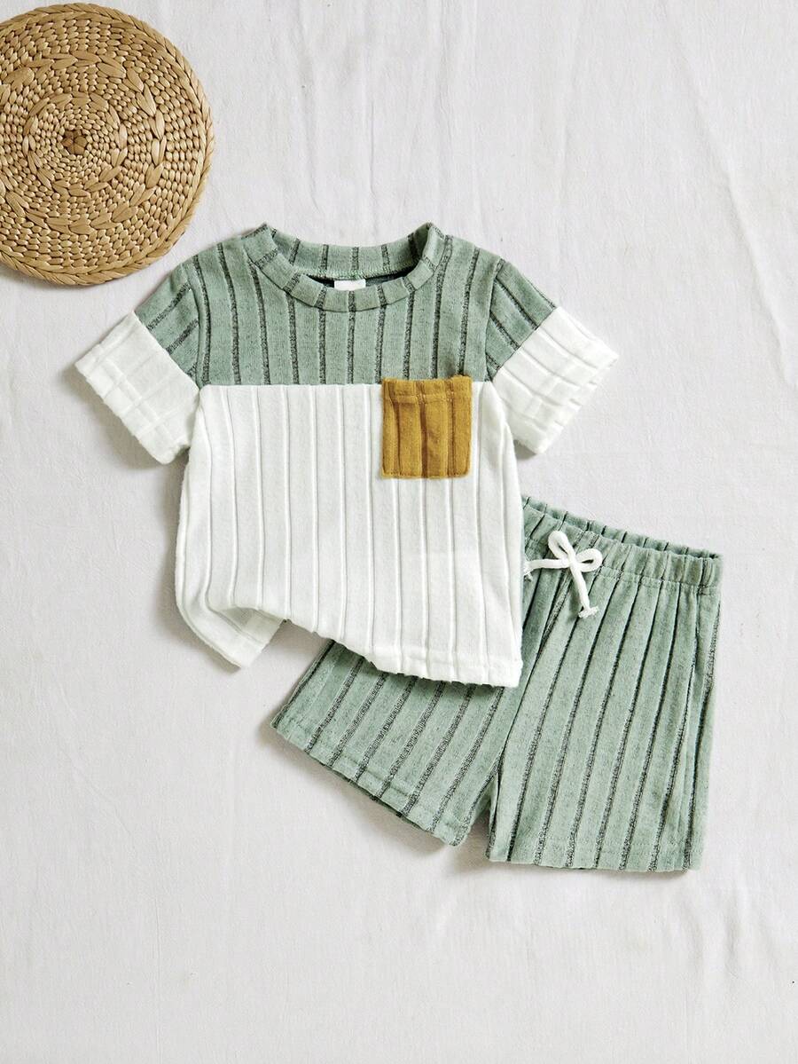 SHEIN Vintaside Kids 男婴罗纹面料撞色上衣和纯色短裤两件套,适合夏季各种场合。百搭休闲舒适男婴套装,夏季宝宝休闲套装,男婴夏季服装套装,休闲可爱风格,罗纹针织纹理撞色拼接,贴袋设计,绿色白色短袖圆领T恤搭配松紧腰短裤,柔软轻盈,适合夏季度假、海滩、日常穿着,春夏服装。 - 彩色 - 查看 1