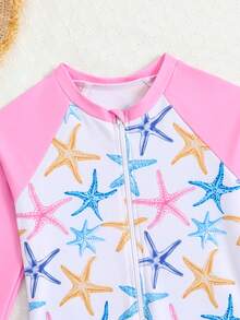 SHEIN 1件装女童鲨鱼印花长袖连体泳衣，可爱设计，防晒，夏季女童泳装，带防晒衣长袖泳衣，女童防晒衣，少女长袖泳衣，粉色长袖泳衣，防晒度假装，沙滩装，海星印花泳衣，连体泳衣，女童泳衣，泳衣上装，长袖泳衣，亲子泳衣，妈妈泳衣，带袖泳衣，长袖泳衣，女童防晒衣泳衣 - 彩色 - 查看 4