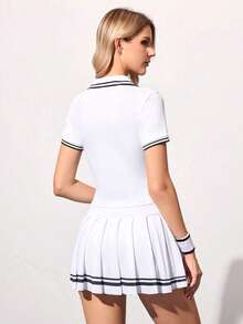 CourtClass 女士撞色条纹包边V领短袖修身T恤和百褶裙网球套装 - 黑與白 - 查看 2
