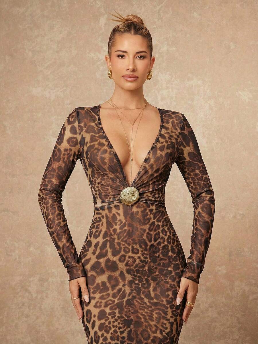 Lumalex 豹纹网纱透视V领连衣裙，饰有贝壳金属装饰