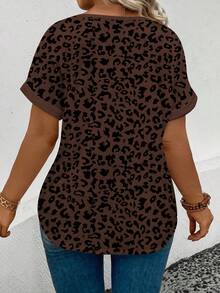 EMERY ROSE Áo thun nữ cỡ lớn in họa tiết da báo cổ chữ V tay ngắn, kiểu dáng thường ngày, đa năng, thích hợp cho mùa xuân/hè. - Nhiều màu - Xem 2