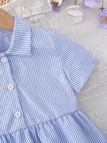 SHEIN Playful Pals فستان قميص منسوج مخطط مع صدرية مضفرة للبنات، مزين بنص إنجليزي مطرز، وتفاصيل زهرية كروشيه، مناسب للاستخدام اليومي والعطلات والحفلات والعودة إلى المدرسة - أزرق غامق - مشاهدة 5
