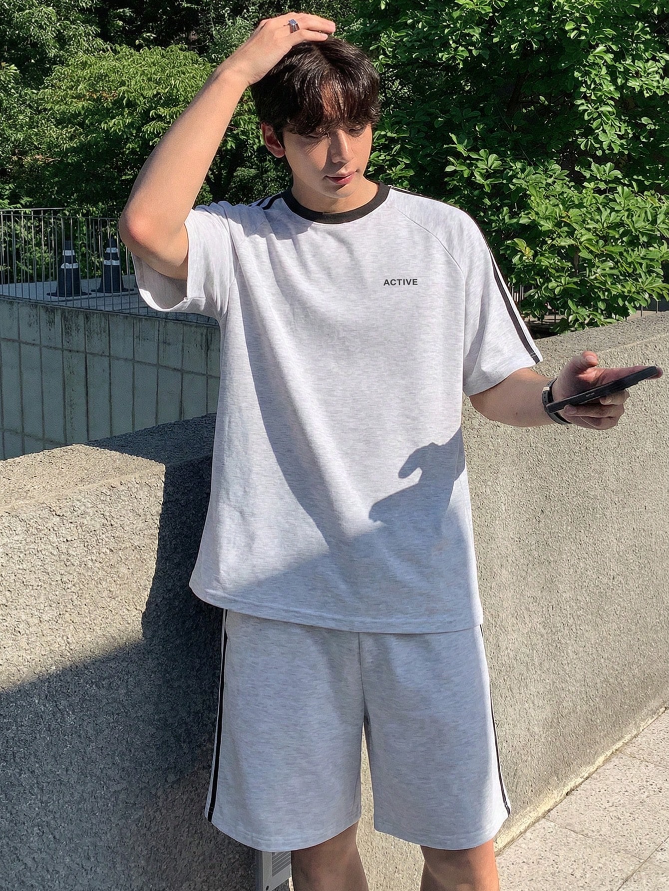 طقم تيشيرت قصير الأكمام وشورت للرجال، رمادي، طباعة...