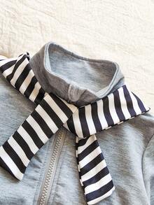 SHEIN 2 pezzi/set Tuta casual autunnale per bambine, composta da felpa con cappuccio e chiusura lampo grigia e pantaloni a gamba dritta con decorazione a strisce laterali, outfit sportivo per il ritorno a scuola + scialle - Grigio - Visualizzare 5