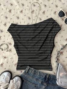 少女黑色条纹休闲简约不对称褶皱短款上衣，适合春夏穿着，时尚日常之选。