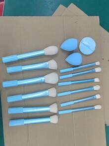 化妆刷套装，包含散粉刷、腮红刷、高光刷、眼影刷、睫毛刷、眼线刷、斜角化妆海绵、圆形化妆海绵、圆形粉扑、三角形化妆海绵、三角形粉扑。美妆工具、化妆刷套装、化妆刷套装、化妆刷套装、全套化妆工具、化妆刷套装、全套化妆工具、化妆刷套装、化妆礼盒套装。 - 淺藍色 - 查看 12