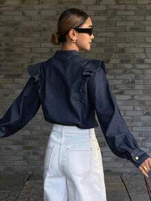 DAZY Blusa de mezclilla casual y elegante con cuello en V, volantes y mangas largas sueltas - Azul lavado medio - Ver 5