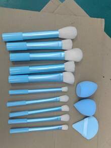 化妆刷套装，包含散粉刷、腮红刷、高光刷、眼影刷、睫毛刷、眼线刷、斜角化妆海绵、圆形化妆海绵、圆形粉扑、三角形化妆海绵、三角形粉扑。美妆工具、化妆刷套装、化妆刷套装、化妆刷套装、全套化妆工具、化妆刷套装、全套化妆工具、化妆刷套装、化妆礼盒套装。 - 淺藍色 - 查看 18