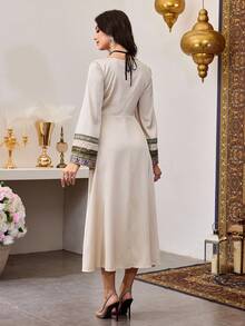 SHEIN Najma 女式方领系带缎面花卉饰边拼接腰部喇叭袖连衣裙 - 香檳色 - 查看 3