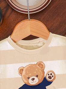 SHEIN Playful Pals 这款男婴时尚舒适休闲圆领短袖T恤套装，采用可爱小熊和条纹印花设计，宽松圆领，适合春夏穿着，休闲街头风、户外运动、上学、聚会等场合，也是一份贴心的礼物。 - 杏色 - 查看 5