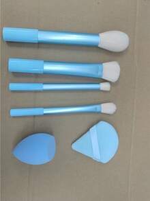 化妆刷套装，包含散粉刷、腮红刷、高光刷、眼影刷、睫毛刷、眼线刷、斜角化妆海绵、圆形化妆海绵、圆形粉扑、三角形化妆海绵、三角形粉扑。美妆工具、化妆刷套装、化妆刷套装、化妆刷套装、全套化妆工具、化妆刷套装、全套化妆工具、化妆刷套装、化妆礼盒套装。 - 淺藍色 - 查看 8