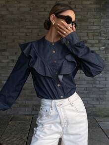 DAZY Blusa de mezclilla casual y elegante con cuello en V, volantes y mangas largas sueltas - Azul lavado medio - Ver 6