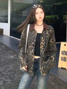 DAZY Blusa vaquera de manga larga con estampado de leopardo de color contrastante para mujer - Café integral - Ver 5