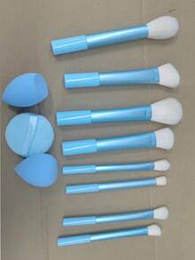 化妆刷套装，包含散粉刷、腮红刷、高光刷、眼影刷、睫毛刷、眼线刷、斜角化妆海绵、圆形化妆海绵、圆形粉扑、三角形化妆海绵、三角形粉扑。美妆工具、化妆刷套装、化妆刷套装、化妆刷套装、全套化妆工具、化妆刷套装、全套化妆工具、化妆刷套装、化妆礼盒套装。 - 淺藍色 - 查看 10