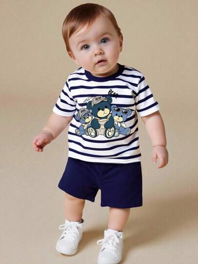 SHEIN Playful Pals 男婴时尚舒适休闲套装，采用可爱小熊和条纹印花设计，宽松圆领短袖T恤，适合春夏穿着，户外活动、休闲场合、返校季、派对、送礼皆宜。