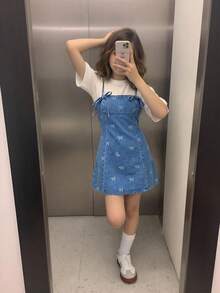 SHEIN Thời trang thiếu nữ tuổi teen: Phong cách thường ngày Y2K, vintage, cá tính, đường phố, trở lại trường học, đại học, cơ bản, đơn giản và thoải mái. Váy ngắn denim xanh cổ yếm màu trắng nơ, quần áo trẻ em, mềm mại, mặc hàng ngày và mùa đông thu, trang phục dự tiệc, lễ hội và mặc ở nhà, thời trang đường phố, quần áo đi học. - Rửa nhẹ - Xem 3