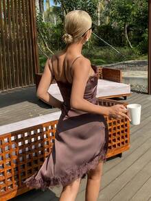 DAZY 蕾丝拼接细肩带不对称下摆修身睡裙（女款） - 棕色 - 查看 2