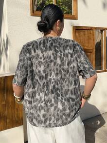 Dazy Plus Loose Fit Leopard Print Short Sleeve Crew Neck T-Shirt, Streetwear Style - Grey - View 2