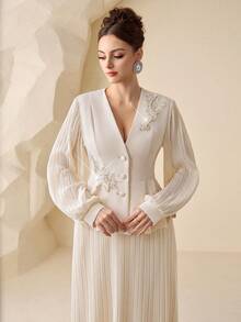 Modelyn Bộ áo blazer nữ màu mơ đính ngọc trai và chân váy xếp ly cạp chun, thiết kế thanh lịch cho các buổi hẹn hò và tiệc tùng. - Màu be - Xem 5