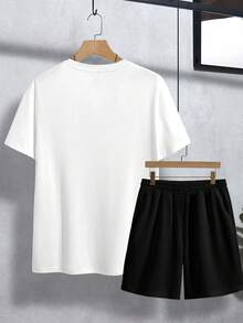 Manfinity RSRT 男士经典巴黎印花短袖T恤+黑色短裤套装，休闲简约度假户外装 - 彩色 - 查看 2