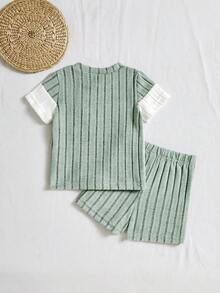 SHEIN Vintaside Kids 男婴罗纹面料撞色上衣和纯色短裤两件套，适合夏季各种场合。百搭休闲舒适男婴套装，夏季宝宝休闲套装，男婴夏季服装套装，休闲可爱风格，罗纹针织纹理撞色拼接，贴袋设计，绿色白色短袖圆领T恤搭配松紧腰短裤，柔软轻盈，适合夏季度假、海滩、日常穿着，春夏服装。 - 彩色 - 查看 2