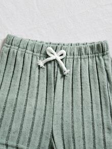 SHEIN Vintaside Kids 男婴罗纹面料撞色上衣和纯色短裤两件套，适合夏季各种场合。百搭休闲舒适男婴套装，夏季宝宝休闲套装，男婴夏季服装套装，休闲可爱风格，罗纹针织纹理撞色拼接，贴袋设计，绿色白色短袖圆领T恤搭配松紧腰短裤，柔软轻盈，适合夏季度假、海滩、日常穿着，春夏服装。 - 彩色 - 查看 8