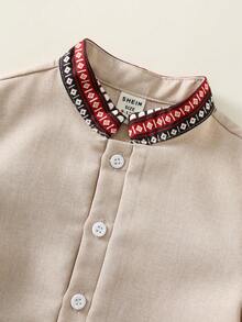 SHEIN Bộ 2 món cho bé trai mùa hè, kiểu dáng truyền thống cổ điển: áo sơ mi cổ tàu và quần ống rộng, thích hợp cho tiệc sinh nhật, tiệc tưng bừng, sự kiện buổi tối, biểu diễn, đám cưới, tiệc mừng em bé chào đời, lễ rửa tội và lễ kỷ niệm sinh nhật lần thứ nhất. - Nhiều màu - Xem 7